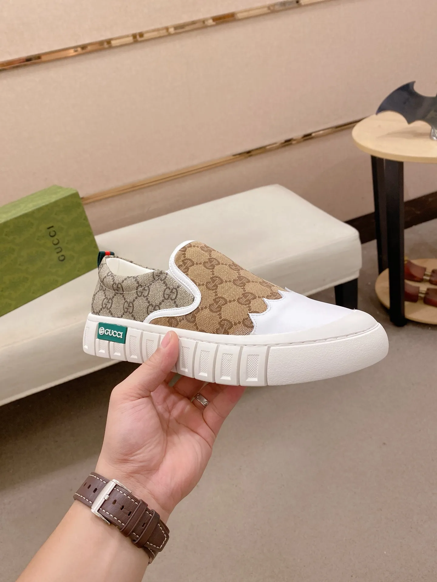 Factory price: 400💰 (GUCCI) The latest model from the official website 🎁🎁Casual and fashionable men's shoes👟, hot style💥The version is simple and elegant, exclusive for trendy men. Unique latest brand elements from the official website👑Original decoration, fashionable and generous, the fabric is original cowhide ✅Sheepskin lining, the official website specifies wear-resistant casual outsole, the classic model is taken in kind at the counter🎬38-44 (45 is not returned or exchanged when customized)